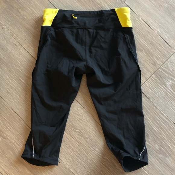 Lululemon Capris Leggings Ruffle Sides - Picture 4 of 8